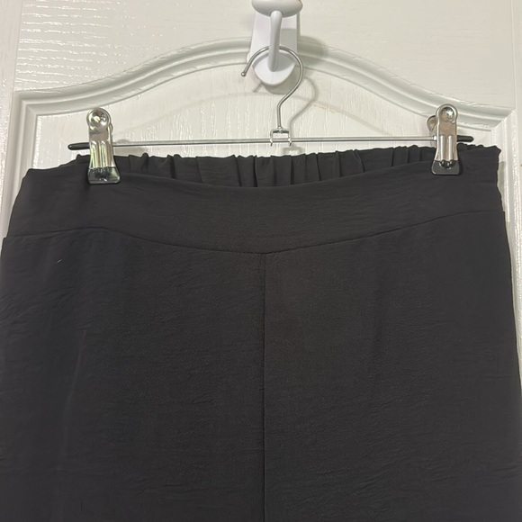 Black, flowy pants/Elastic waist band - Picture 2 of 6